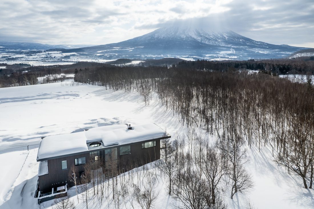 雪原に建つ別荘の空撮